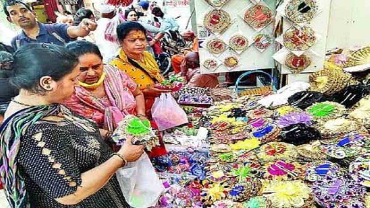 Krishna Janmashtami के लिए सजा बाजार : कही बांसुरी बजाते तो कही गायों के साथ दिख रह रहे नंद गोपाल