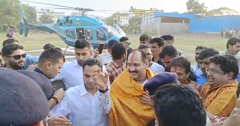 निजी विमान से छिंदवाड़ा पहुंचे पंडित प्रदीप मिश्राः सिमरिया में कल से पांच दिवसीय सोलह सोमवार शिव  महापुराण की कथा