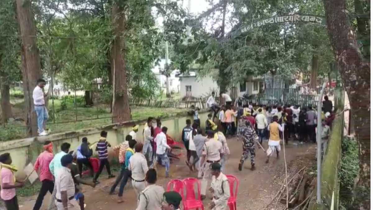 CG NEWS : जेल में बंद आदिवासी की मौत के बाद दूसरे दिन भी बवाल जारी, वन विभाग के अधिकारियों के खिलाफ कार्रवाई की मांग को लेकर किया प्रदर्शन, बैरिकेड्स तोड़कर प्रदर्शनकारियों ने किया कार्यालय का घेराव…