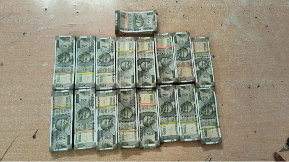 CG BREAKING NEWS : पुलिस ने 14,80,000 कैश के साथ आरोपी को किया गिरफ्तार, अब तक अलग-अलग जगहों से करोड़ों रुपये हो चुके हैं बरामद