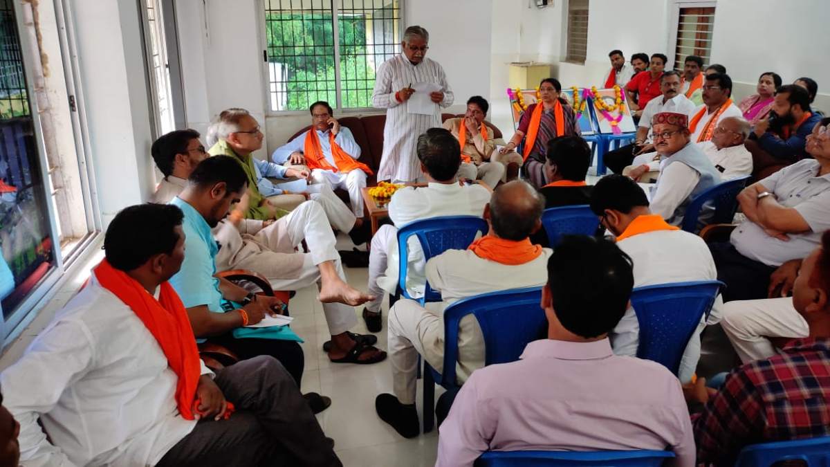 टिकट वितरण को लेकर बवाल ! बीजेपी के घोषित प्रत्याशी को बैठक से किया गया बाहर, टिकट नहीं मिलने से नाराज नेता बोले- हार होगी..हार होगी.. हार होगी… देखिए VIDEO