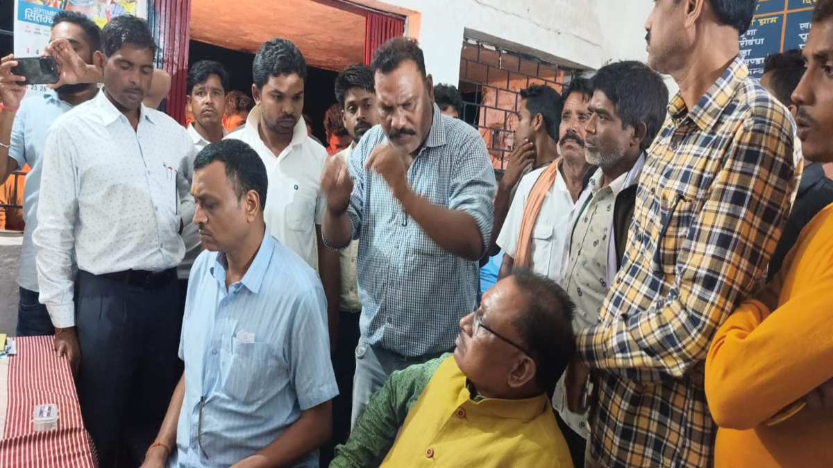 CG में जमीन विवाद को सांप्रदायिक रंग देने की कोशिश! डीआईजी की दो टूक बोले- माहौल खराब करने वालो को बक्शा नहीं जाएगा, शिकायत पर हुई कार्रवाई