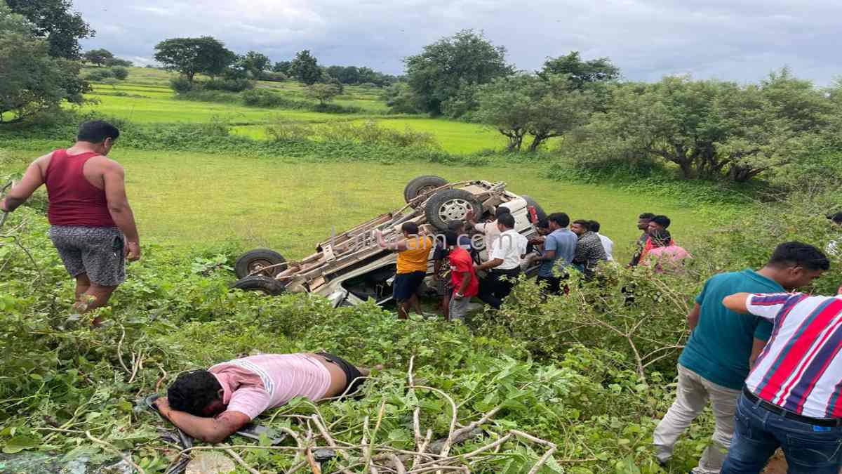 CG ACCIDENT BREAKING : तेज रफ्तार बोलेरो अनियंत्रित होकर पलटी, एक युवक की मौके पर मौत, दूसरा गंभीर