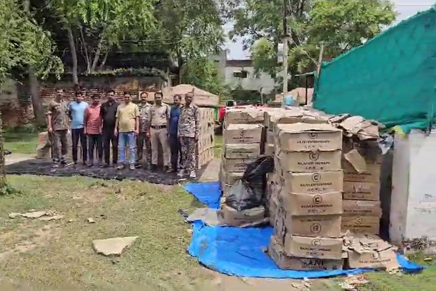 Breaking: डेढ़ करोड़ की शराब जब्तः दवाइयों के बीच छिपाकर राजस्थान से लाई जा रही थी एमपी