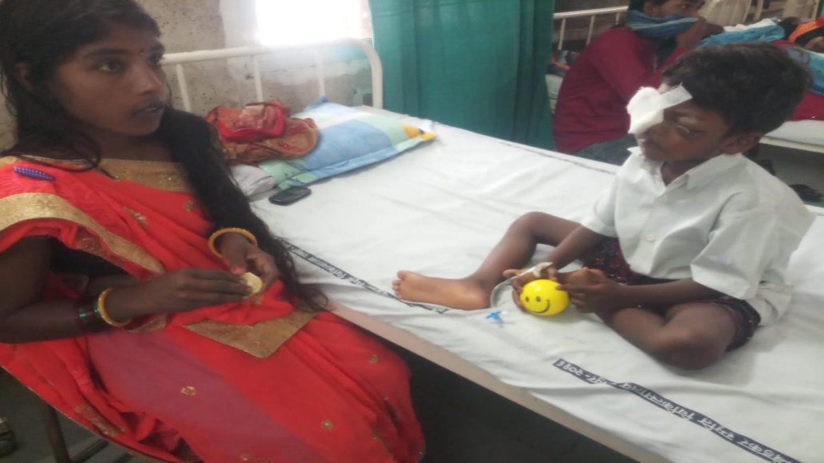 मानवता से बड़ा कोई धर्म नहीं : खुद के पिता ने किया घायल, डॉक्टर और समाजसेवियों ने लगाया जख्म पर मरहम, 5 साल के बच्चे की आंख बचाने आए सामने, जानिए कैसे की मदद…