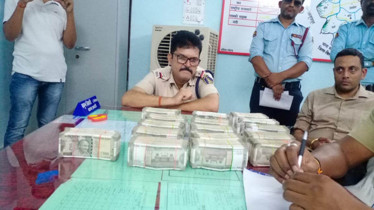 CG BREAKING NEWS : MP से CG कार भरकर आ रहा था कैश… पुलिस ने पकड़ा, पूछताछ जारी