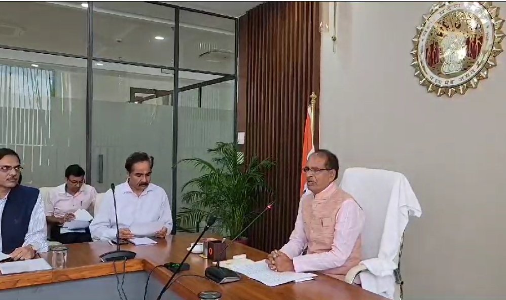 CM हाउस में बैठकः शिवराज बोले- मुख्यमंत्री जन आवास योजना जल्द आएगी, कृषि के लिए 10 घंटे बिजली आपूर्ति, परसों ग्वालियर से बहनों के खाते में पैसा डालूंगा