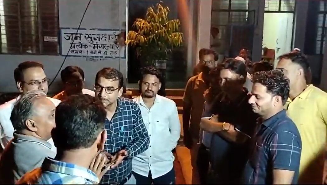 सरकारी डॉक्टर ने क्लीनिक में महिला से की छेड़छाड़ः देर रात हंगामा, पुलिस बोली- दोनों पक्षों में हो गया समझौता