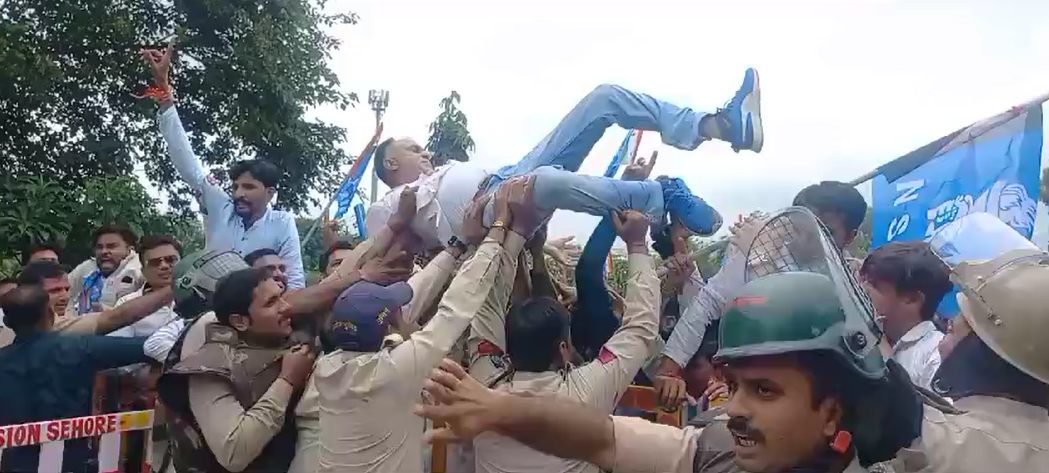 एनएसयूआई कार्यकर्ताओं और पुलिस में झड़पः टीआई को आई चोट, इस मांग को लेकर किया कलेक्ट्रेट का घेराव