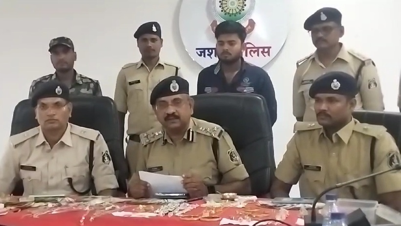 CG CRIME NEWS : चोरी के मामले में DIG का बड़ा खुलासा, 50 लाख कैश और ज्वेलरी समेत मास्टरमाइंड सैफ अली गिरफ्तार, गिरोह में बालक भी शामिल