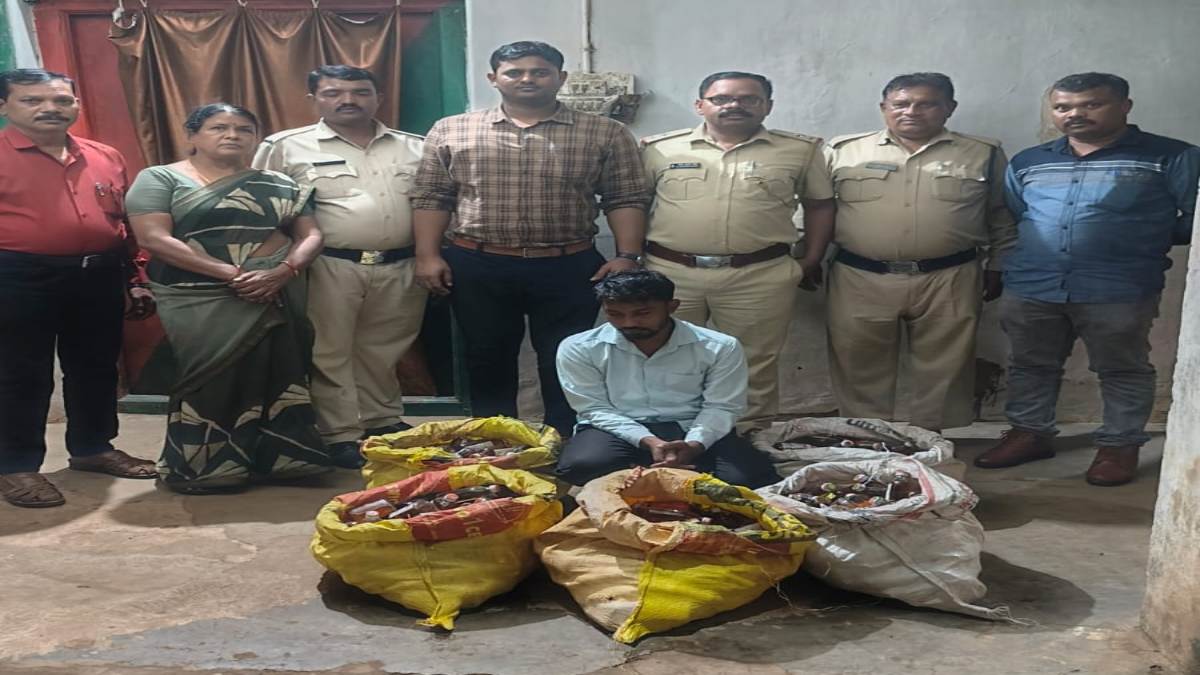 CG NEWS : आबकारी विभाग की टीम ने घर में मारा छापा, बाड़ी में छुपाकर रखे पांच बोरी अवैध शराब के साथ आरोपी गिरफ्तार