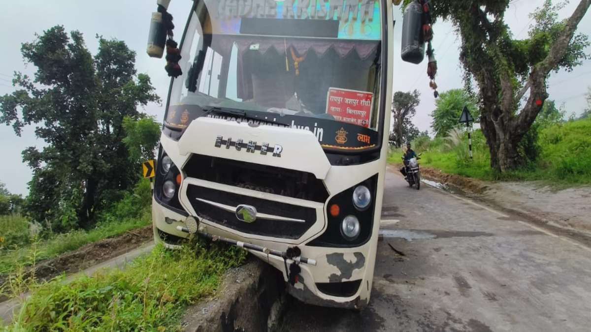 CG BUS ACCIDENT NEWS : रायपुर आ रही यात्रियों से भरी बस हुई हादसे का शिकार, 6 यात्री घायल, दो गंभीर
