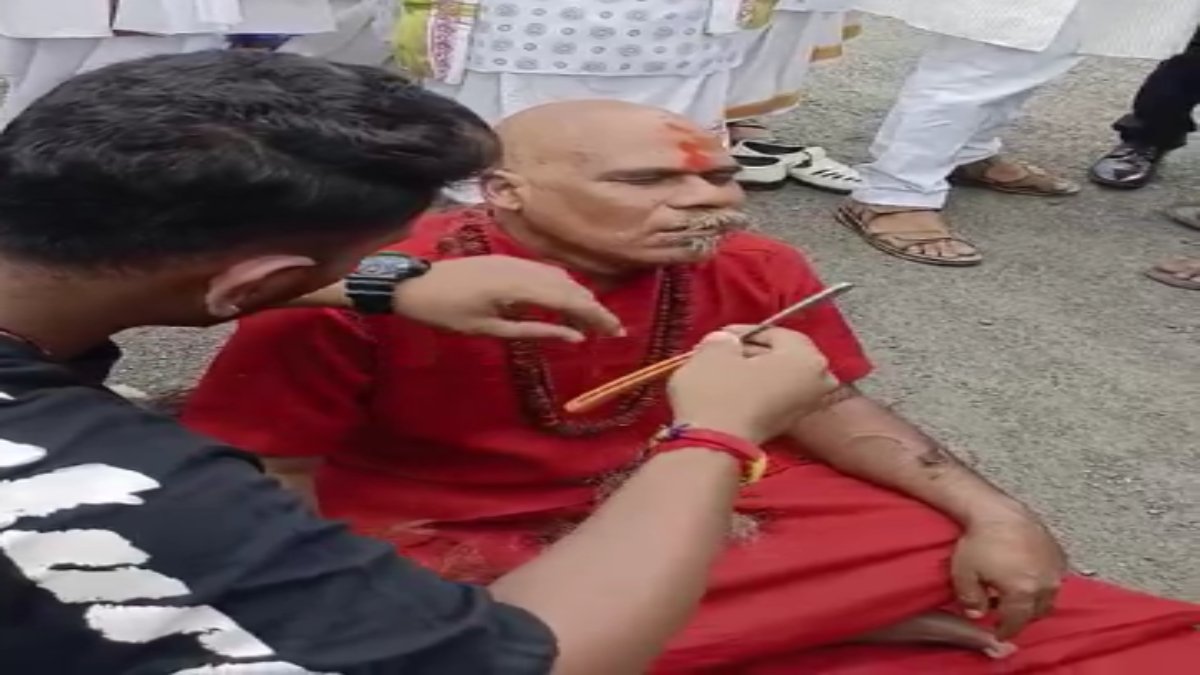 बाबा, मुंडन और सिसायतः कांग्रेस दफ्तर के बाहर धरने पर बैठे मिर्ची बाबा, जानिए क्या है मामला