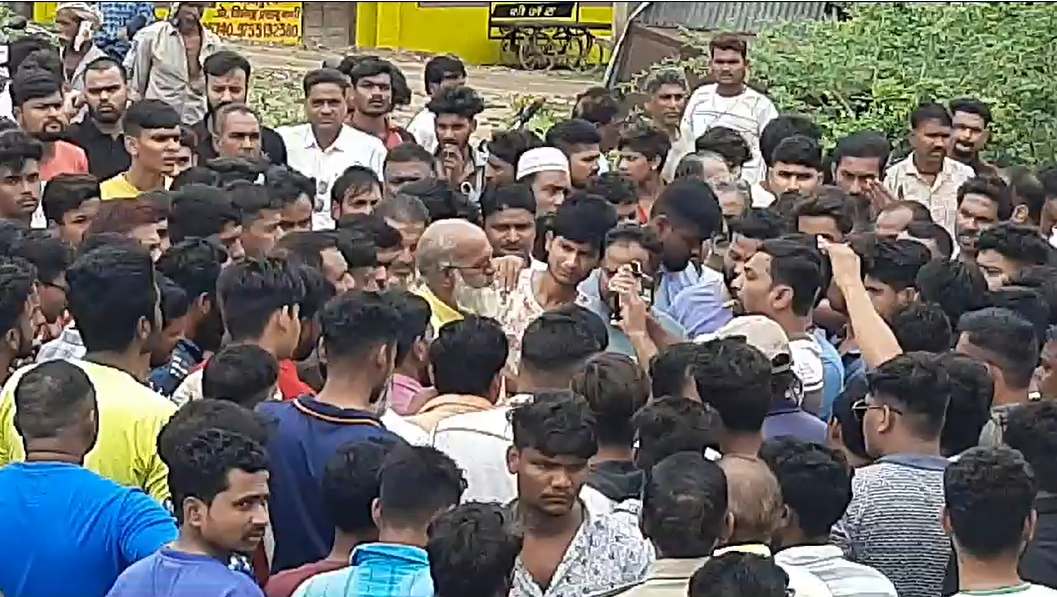 अस्पताल में युवक की मौतः ऑक्सीजन सिलेंडर नहीं मिलने का आरोप लगा परिजनों ने सड़क किया जाम