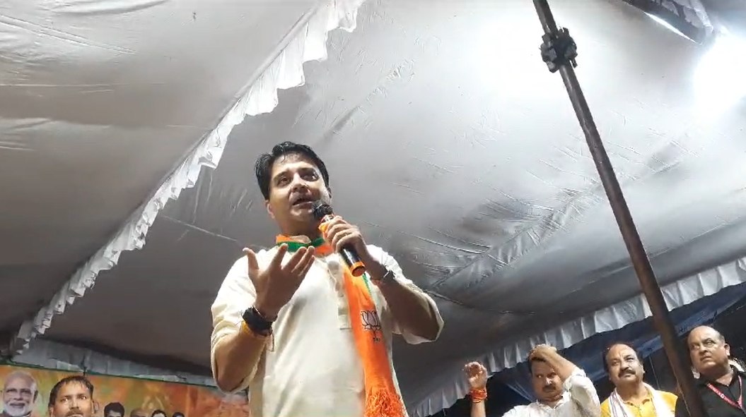 आधी रात को BJP की जन आशीर्वाद यात्राः बरसते पानी में सिंधिया की सभा, वीडी शर्मा और मंत्री तोमर भी रहे मौजूद