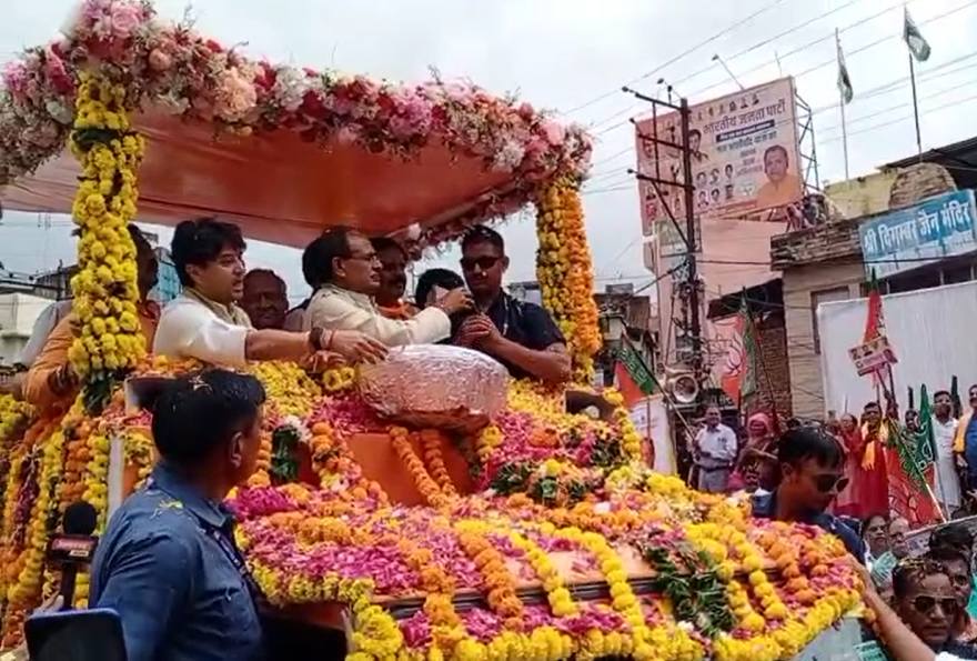 लाडली बहना सम्मेलन और रोड शोः शिवराज ने 31 लाख बहनों के खाते में 1269 करोड़ की राशि ट्रांसफर की, सिंधिया ने कांग्रेस पर बोला हमला, सीएम के सामने विवाद