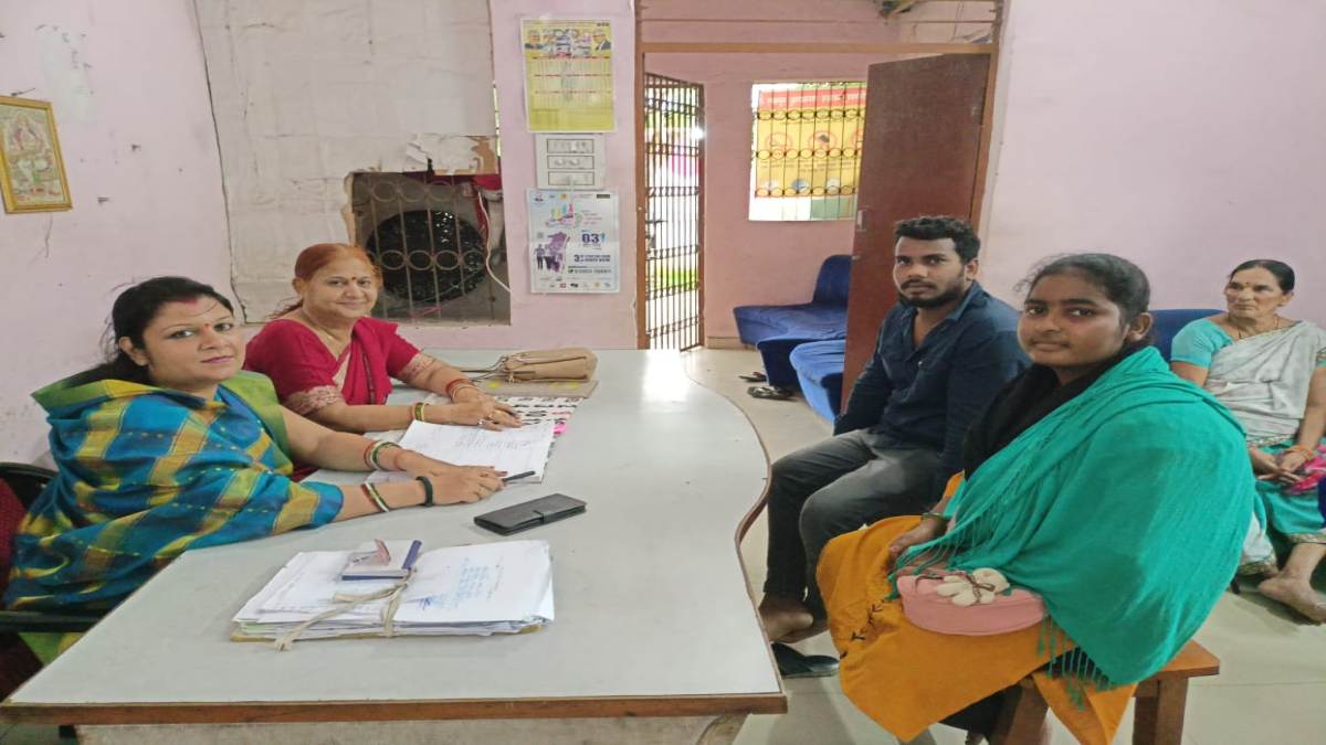 पुलिस की अनूठी पहल से कई परिवार टूटने से बचे : महिला थाने में दिखाए जा रहे पारिवारिक महत्व वाले VIDEO, पति-पत्नी विवाद के कई मामले सुलझे, पढ़िए इन परिवारों की कहानी….