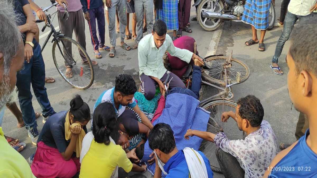 CG ACCIDENT BREAKING : सब्जी बेचने जा रहे किसान को गाड़ी ने मारी ठोकर, मौके पर मौत, ग्रामीणों ने किया चक्काजाम