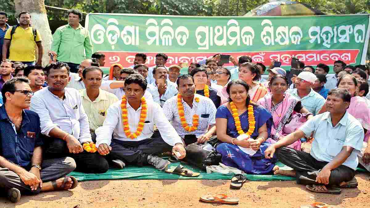 गहरी नींद में Odisha सरकारः 7 दिन से हड़ताल पर 1.30 लाख प्राथमिक शिक्षक, 54 हजार स्कूल बंद, 40 लाख छात्रों के भविष्य से चल रहा खिलवाड़…