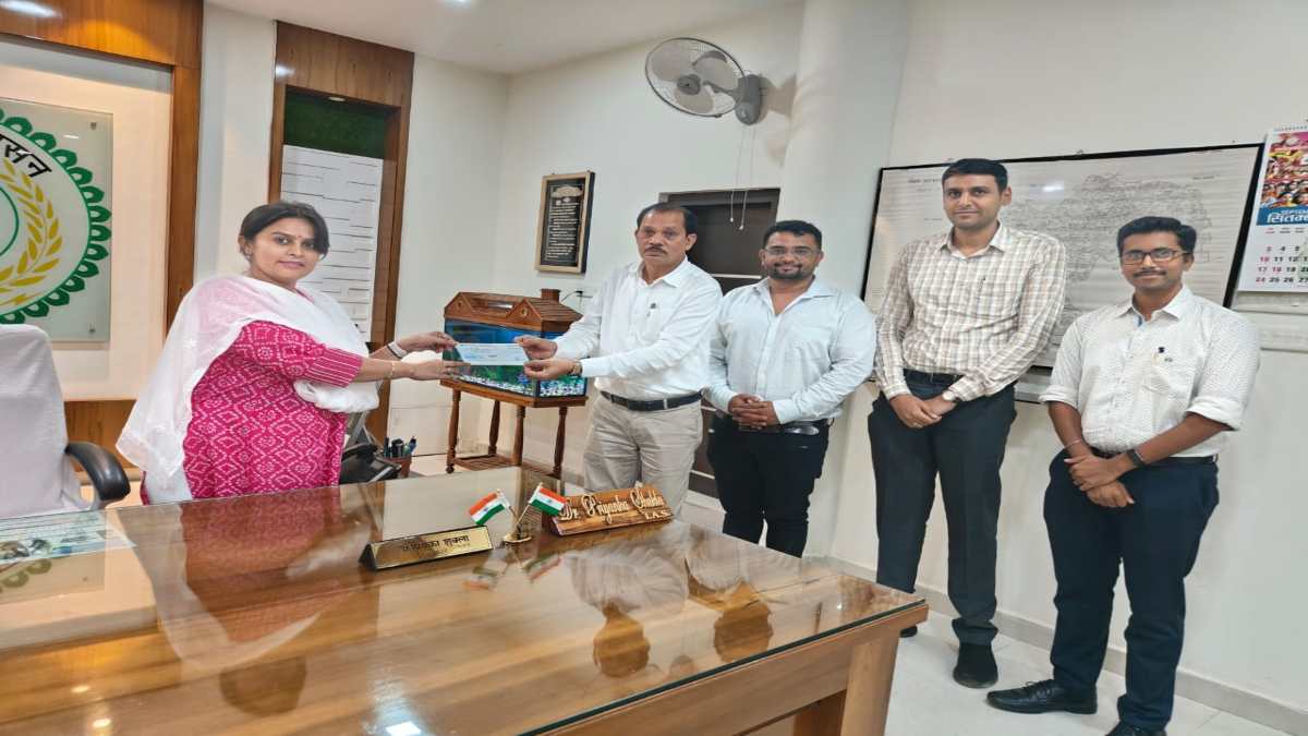 कलेक्टर ने निभाया अपना वादा : जिले से राज्य प्रवीण सूची में आए छात्रों को स्वयं के खर्च पर घूमने भेजेगी दिल्ली, DEO को सौंपी राशि