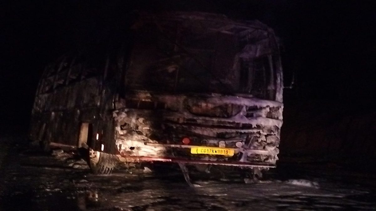 CG NEWS : चलती बस में लगी भीषण आग, यात्रियों के बीच मची चीख पुकार, बस पूरी तरह से जलकर खाक