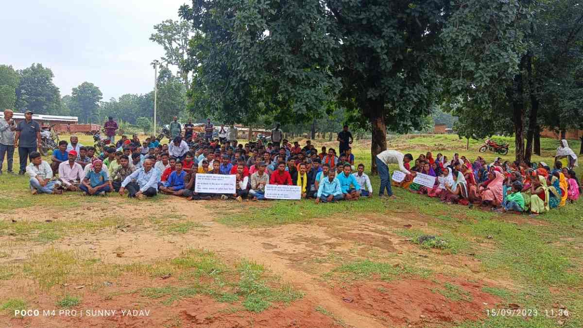 पीईकेबी खदान के नियमित संचालन के लिए 400 से अधिक ग्रामीणों ने दिया धरना, कहा- खदान बंद होने से क्षेत्र के 5000 से अधिक युवा हो जाएंगे बेरोजगार