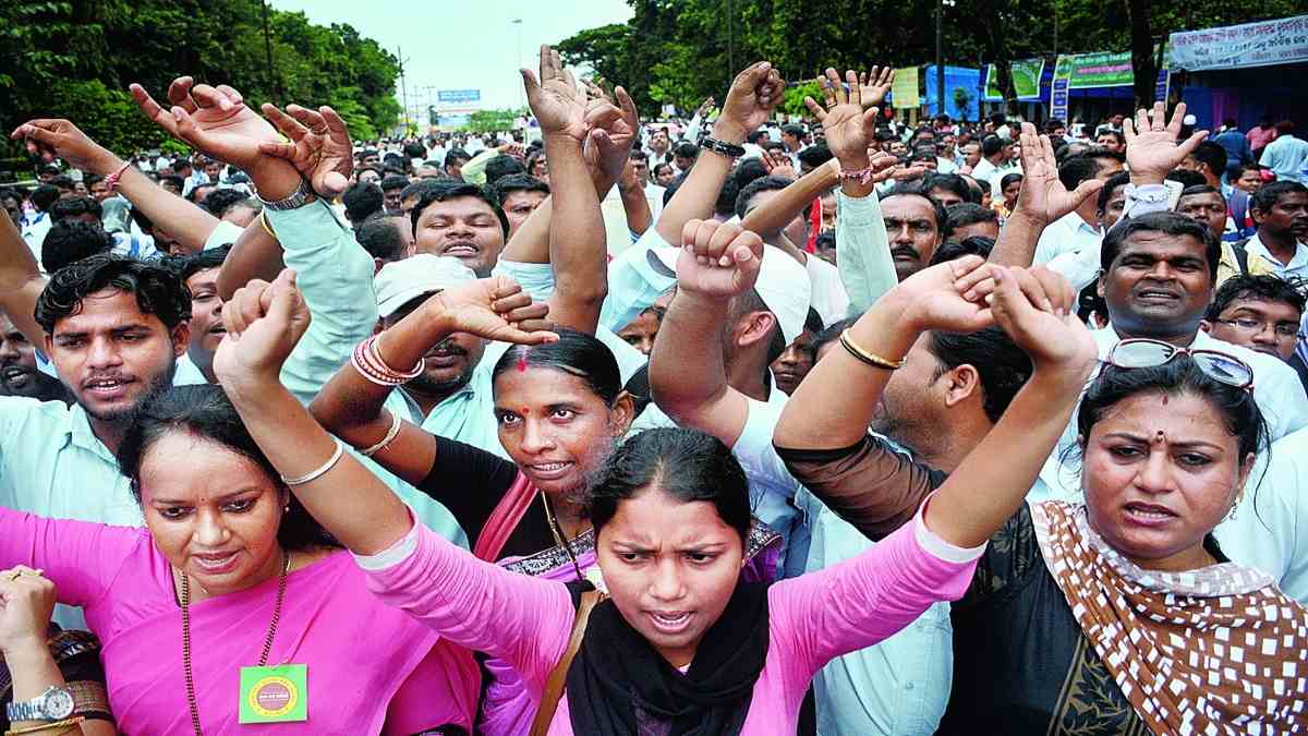 Odisha Teacher’s strike : हड़ताली शिक्षकों के समर्थन में उतरे पैरेंट्स, कहा- जल्दी मांग पूरी करे सरकार