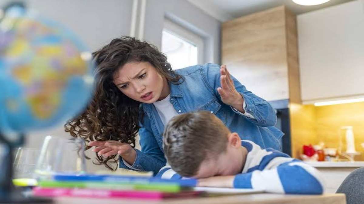 Parenting Tips: क्या आप भी बच्चों से कोई बात मनवाने के लिए देते हैं चॉकलेट-खिलौने का लालच ? तो अभी बदल लें आदत, बच्चों पर पड़ता है बुरा असर