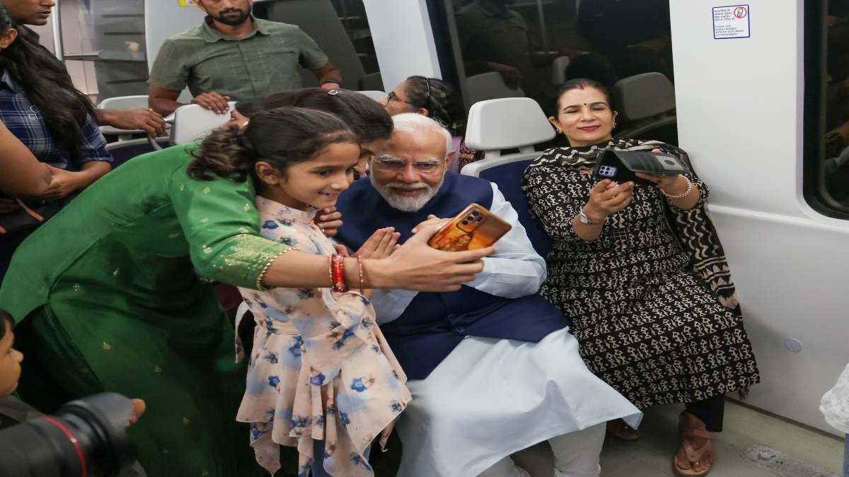 जन्मदिन पर PM ने मेट्रो से किया सफर : मोदी ने यात्रियों से की बातचीत, फोटो भी खिंचवाई, एक लड़की ने प्रधानमंत्री को संस्कृत में दी बधाई, देखें वीडियो…