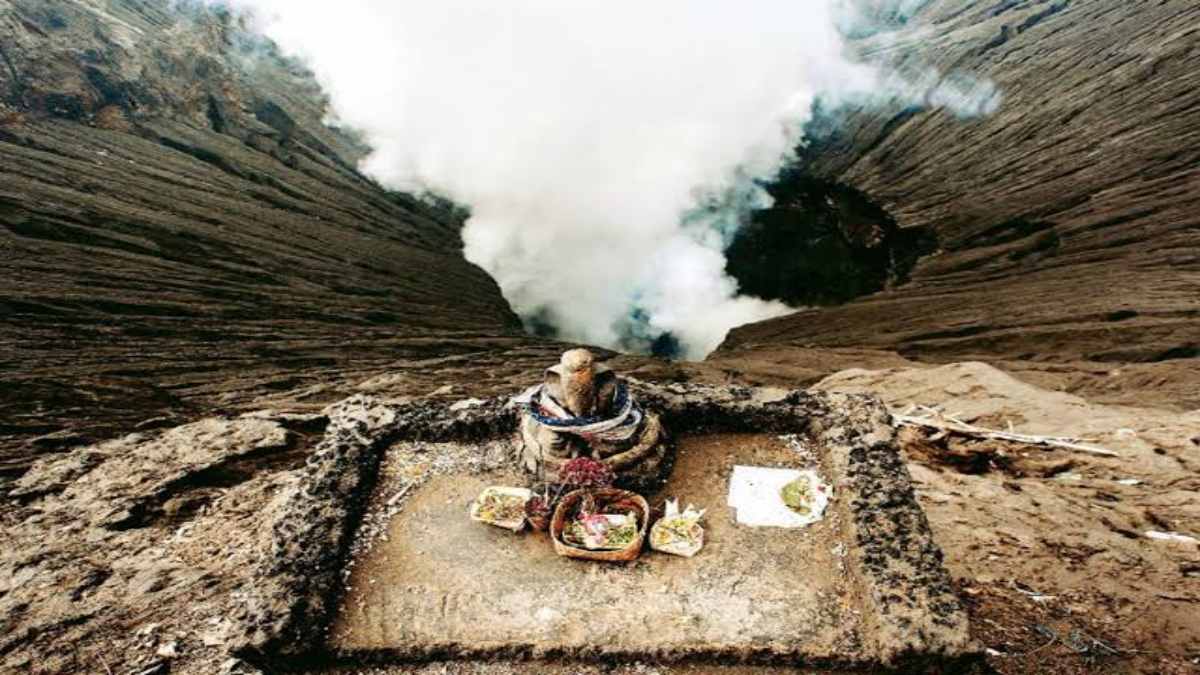 Ganesh Chaturthi : इस देश में सक्रिय ज्वालामुखी के ऊपर 700 सालों से हो रही है भगवान गणेश की पूजा