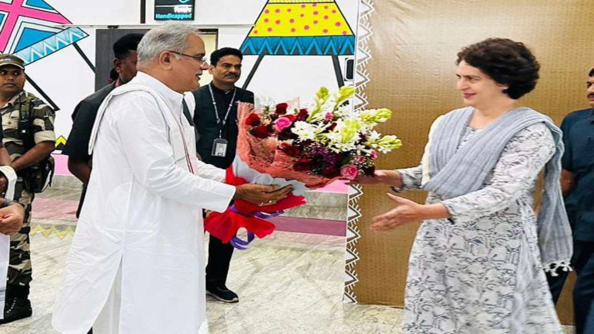 CG BREAKING : कांग्रेस की राष्ट्रीय महासचिव प्रियंका गांधी पहुंची रायपुर, एयरपोर्ट में CM बघेल और PCC चीफ बैज ने किया स्वागत