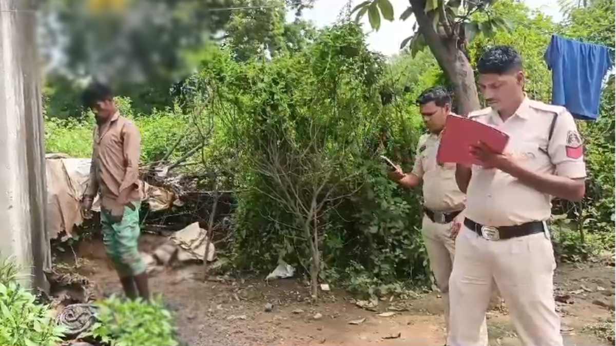 CG BREAKING : घर के आंगन में युवक की फंदे पर लटकती मिली लाश, मचा हड़कंप, जांच में जुटी पुलिस