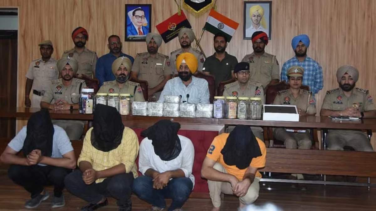 Punjab News: ठगों को दी NRI के खातों की डिटेल, आरोपियों ने अकाउंट से निकाला 57 लाख, बैंक मैनेजर समेत 4 गिरफ्तार