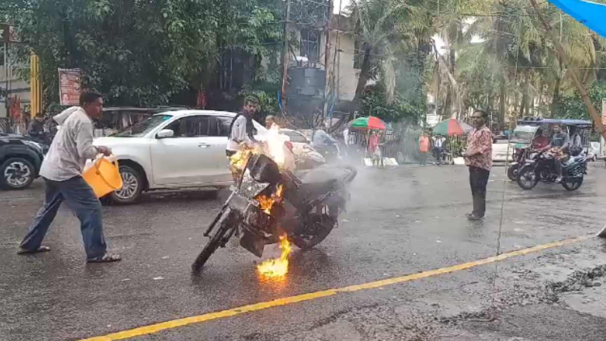 CG NEWS : चलती बाइक में आग लगने से मचा हड़कंप, देखें VIDEO…