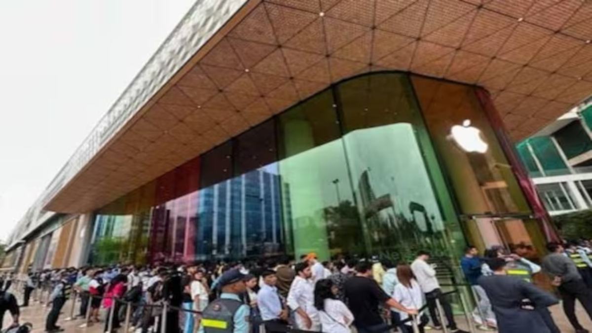 iPhone 15 खरीदने Apple के स्टोर में उमड़ी भीड़, एक युवक ने फोन के लिए 17 घंटे तक कतार में किया इंतजार, जानिए खरीदारों ने क्या कहा…