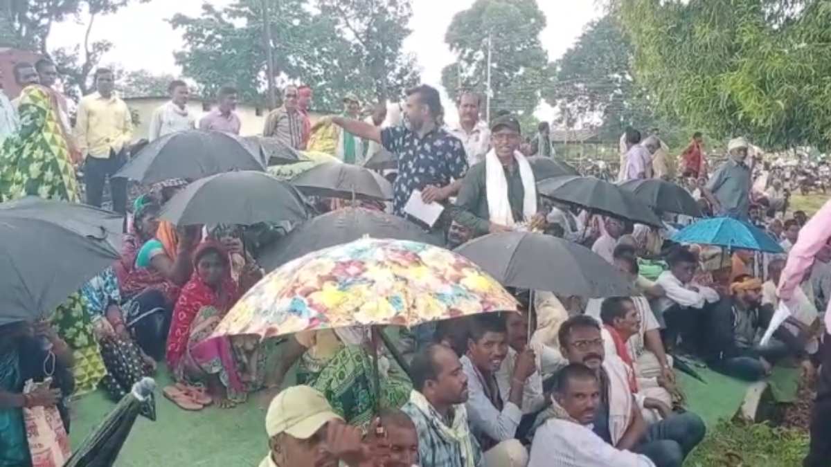 डौंडी ब्लॉक को सूखा घोषित करने की मांग : तहसील कार्यालय के सामने बरसते पानी में किसानों ने दिया धरना, उग्र आंदोलन की दी चेतावनी