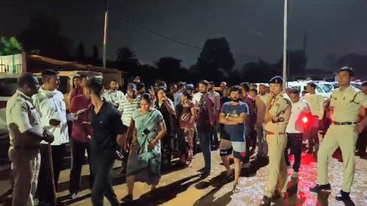 CG BREAKING : यूपी पुलिस पर मारपीट का आरोप, लोगों ने किया थाने का घेराव, पुलिस की गाड़ी पर भी तोड़फोड़, जानिए पूरा मामला…