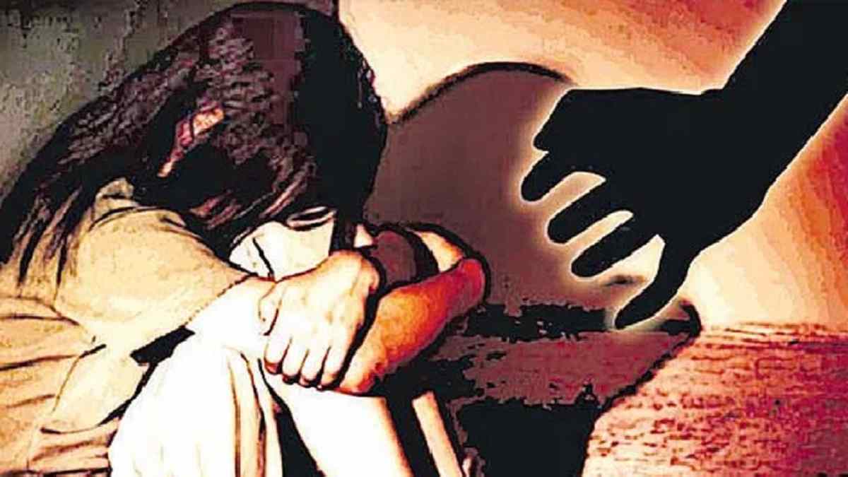 स्कूल के चपरासी ने तीसरी कक्षा की छात्रा से किया दुष्कर्म, नाराज लोगों ने पुलिस बस में लगाई आग, छावनी में बदला पूरा गांव
