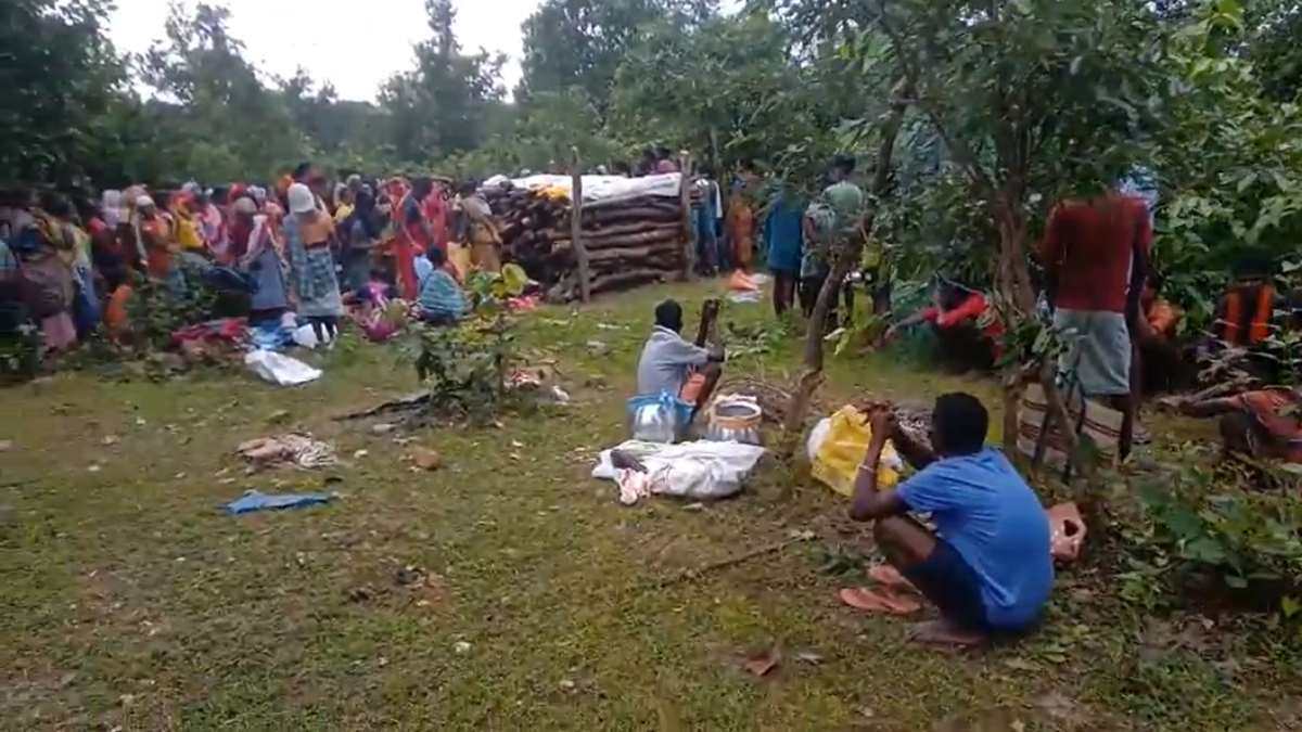 मोहब्बत, पाबंदी और फिर मौत को लगाया गले : जंगल में पेड़ पर लटकी मिली प्रेमी जोड़े की लाश, जीते जी नहीं हुए एक, अब मरने के बाद एक साथ हुआ अंतिम संस्कार…