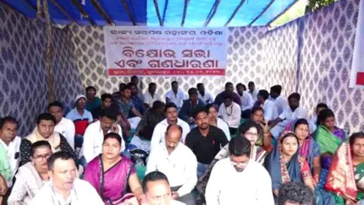 ODISHA NEWS : अपनी मांगों को लेकर सड़क पर उतरे प्रदेशभर के सरपंच, सामूहिक इस्तीफे की दी चेतावनी