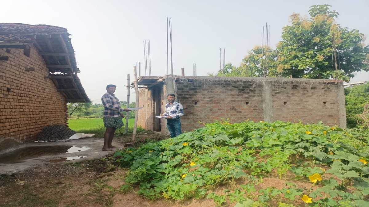 CG NEWS : बढ़ती महंगाई से बेघरों के आवास का सपना अधूरा, 992 हितग्राहियों के खाते में डाले गए 2 करोड़ 48 लाख, लेकिन हितग्राही नहीं दिखा रहे रुचि, जानिए क्या है वजह