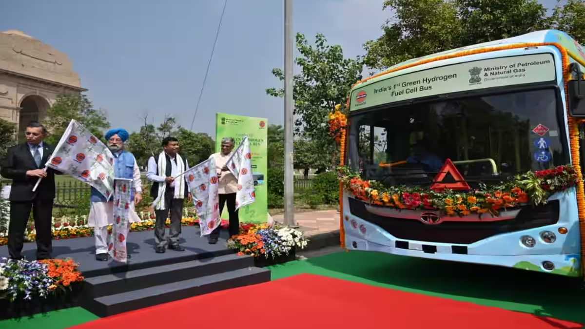 India’s First Hydrogen Bus : देश की पहली ग्रीन हाइड्रोजन फ्यूल सेल बस लॉन्च, केंद्रीय मंत्री हरदीप सिंह पुरी ने दिखाई हरी झंडी