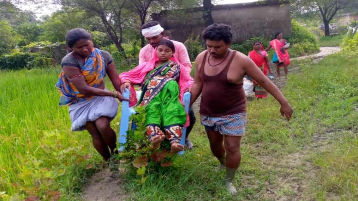 ये कैसा विकास ? सिस्टम से ग्रामीणों का हाल बेहाल! प्रसव पीड़ा से कराहती महिला को कुर्सी पर बैठाकर पार कराया जलमग्न सड़क, फिर मिली एम्बुलेंस की मदद