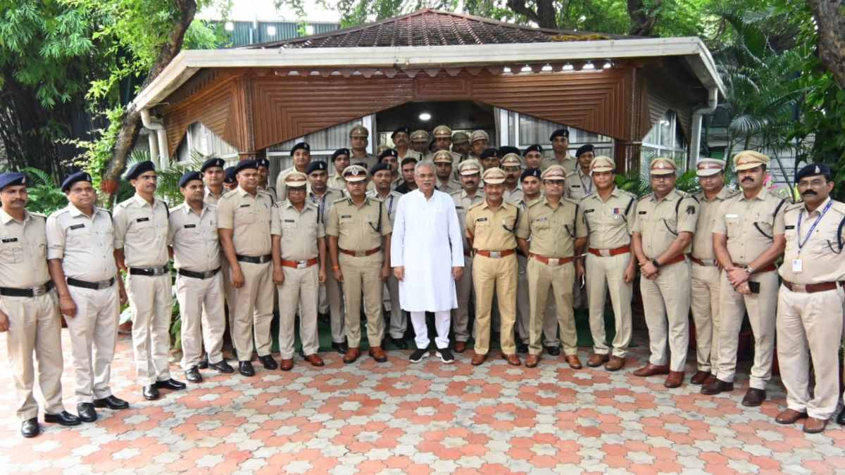 बैंक डकैती सुलझाने वाले पुलिसकर्मियों को CM भूपेश बघेल का तोहफा, आउट ऑफ टर्न प्रमोशन, सैलरी इंक्रीमेंट के साथ मिलेगा नकद पुरस्कार
