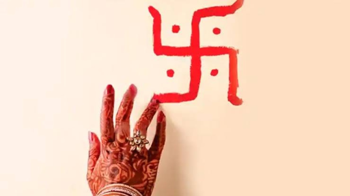 Vastu Tips : घर में स्वास्तिक, ॐ, शंख का चिन्ह बनाना होता है शुभ, यहां जाने कहां बनाएं कौन सा चिन्ह …