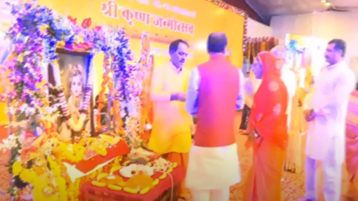 सीएम हाउस में जन्माष्टमी: CM शिवराज ने गोविंदा बन फोड़ी मटकी, बोले- किसी ना किसी रूप में धरती में आते हैं भगवान