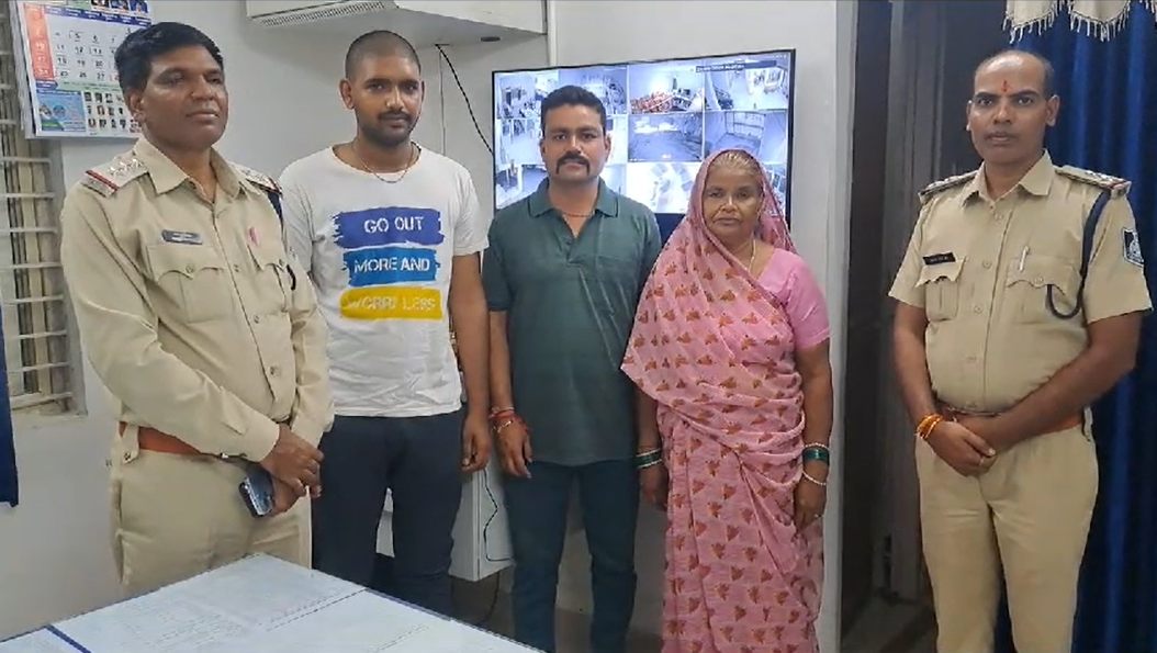 महिला ने दिया ईमानदारी का परिचय: रुपयों से भरा बैग 24 घंटे के भीतर फरियादी को लौटाया