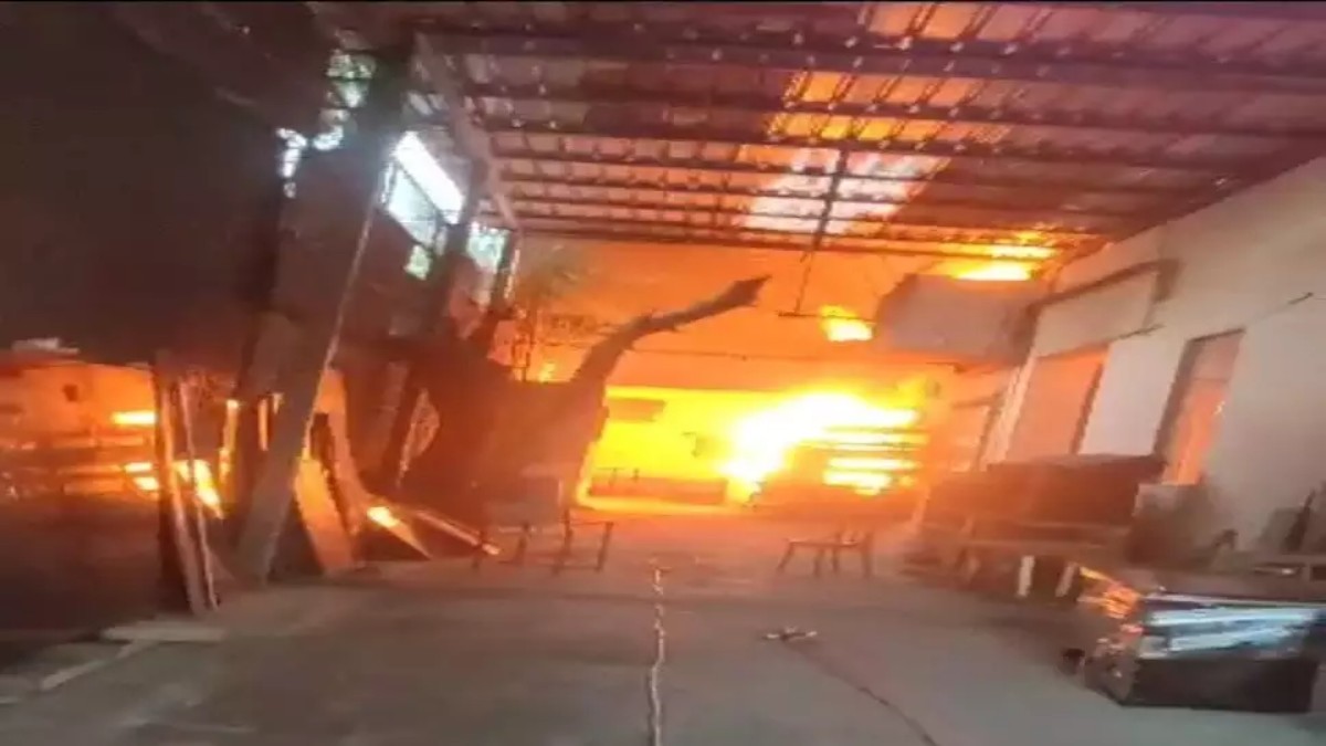 फर्नीचर फैक्ट्री में लगी भीषण आग, मचा हड़कंप