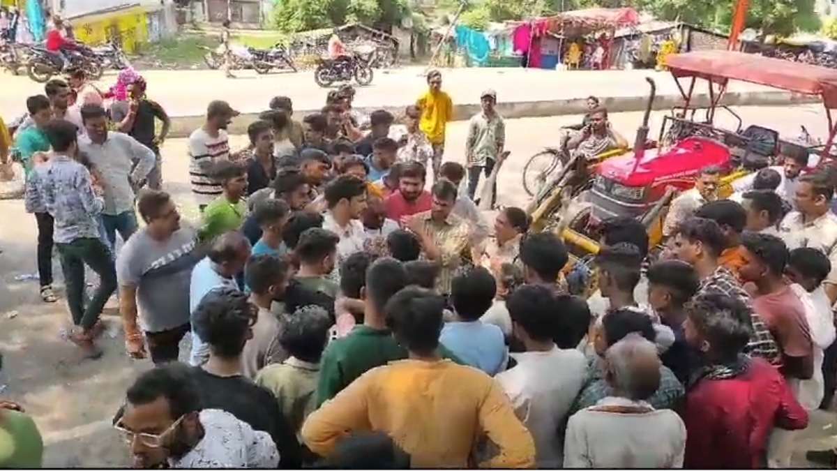 MP News: दुर्घटना में गाय और बछड़े की मौत, गौ सेवकों ने शव रैली निकालकर SDM और CMO के खिलाफ लगाए नारे