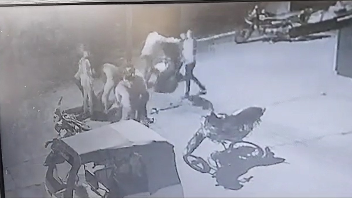 दो बाइक में सीधी भिड़ंतः एक युवक ने मौके पर ही तोड़ा दम, दो गंभीर, हादसा सीसीटीवी कैमरे में कैद